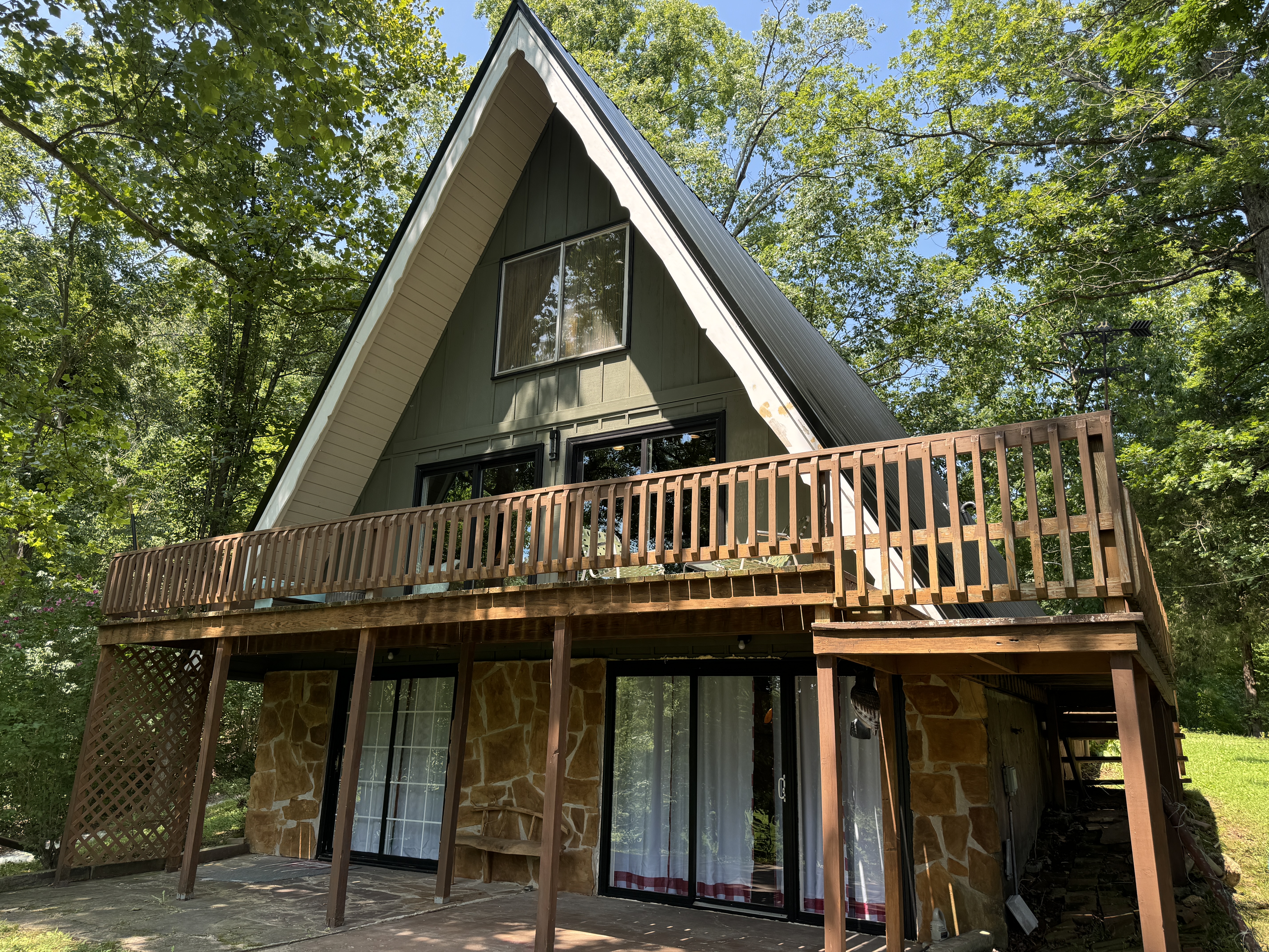 exerior view at margie b's lake lodge